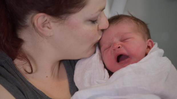 Un bebé llorando, y su madre