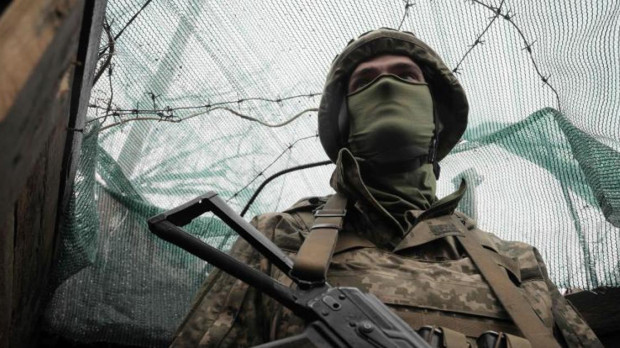 Soldado ruso en territorio de combate en Ucrania