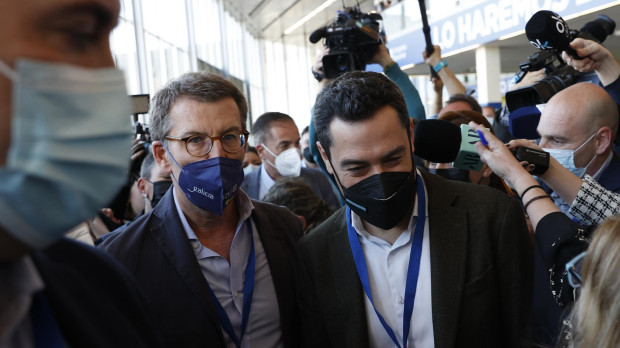 El presidente de Galicia, Alberto Núñez Feijóo (i) es recibido por el presidente andaluz, Juan Manuel Moreno Bonilla (d) al comienzo este viernes del XX Congreso Nacional del partido en Sevilla que elegirá por aclamación a su nuevo presidente.