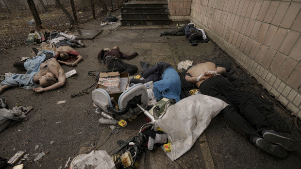 Hombres asesinados en Bucha, Ucrania, algunos de ellos maniatados
