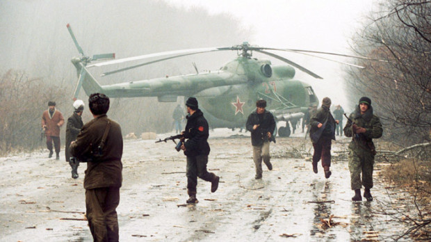 Helicóptero ruso Mil Mi-8 derribado por fuerzas chechenas cerca de Grozni en diciembre de 1994