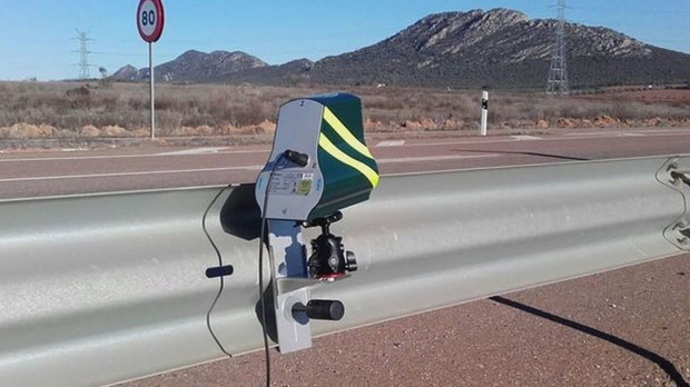 'Superradar' instalado sobre un guardarraíl.