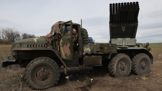 Artilleros ucranianos en la línea del frente cerca de Lugansk