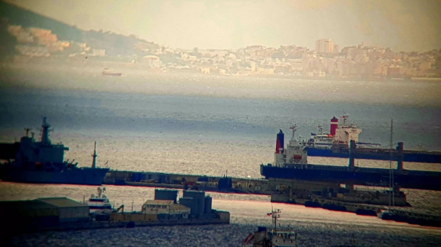 Submarino en el puerto de Gibraltar con el Estrecho de fondo