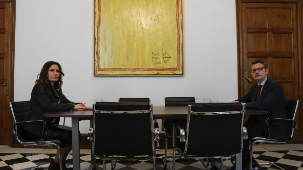El ministro de la Presidencia, Félix Bolaños, y la consellera de la Presidencia, Laura Vilagrà, posan en el ámbito de su reunión este domingo en Barcelona, en un momento de turbulencias en las relaciones entre el Gobierno y la Generalitat a raíz de la denuncia de espionaje a independentistas