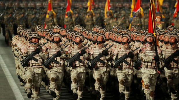 Desfile militar en Corea del Norte para conmemorar el 90º aniversario del Ejército Popular Revolucionario de Corea
