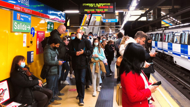 Los pasajeros se agolpan en el andén durante la huelga del transporte público