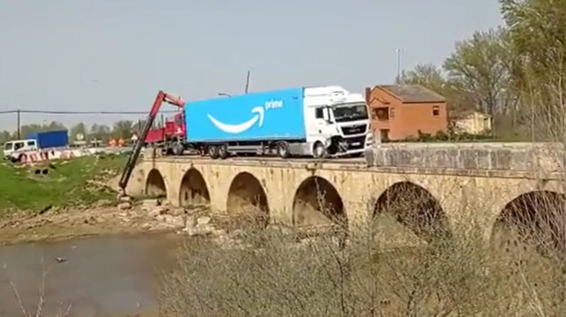 Así es cómo ha quedado el puente en Palencia tras el choque del camión.