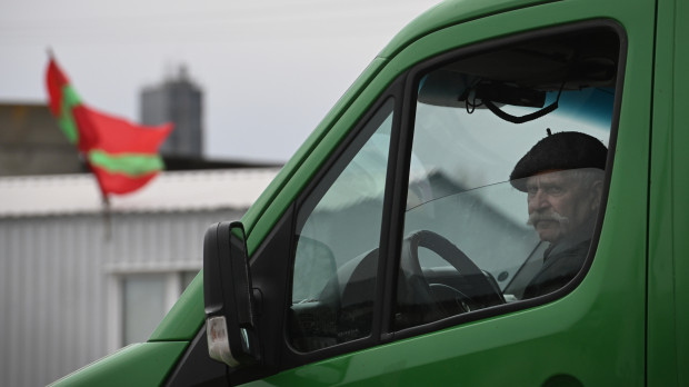 Un hombre conduce su coche en Varnita, en la frontera entre Transnistria y Moldavia, este jueves