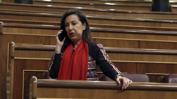 La ministra Margarita Robles hablando por teléfono en el Congreso