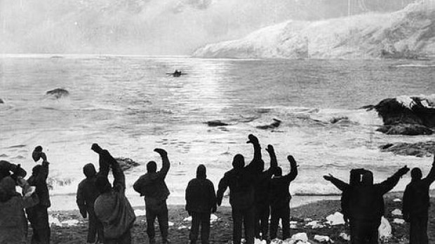«Todos sanos y salvos», fotografía de la partida del James Caird, retocada por el fotógrafo Frank Hurley para recrear el regreso de Shackleton.