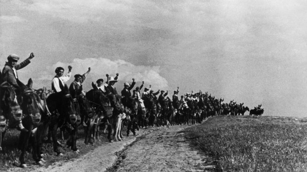 Campesinos extremeños con el puño en alto. 1936