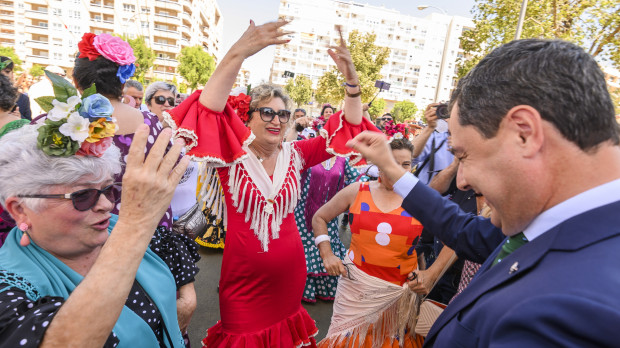 Juanma Moreno, bailando sevillanas en la Feria de Abril