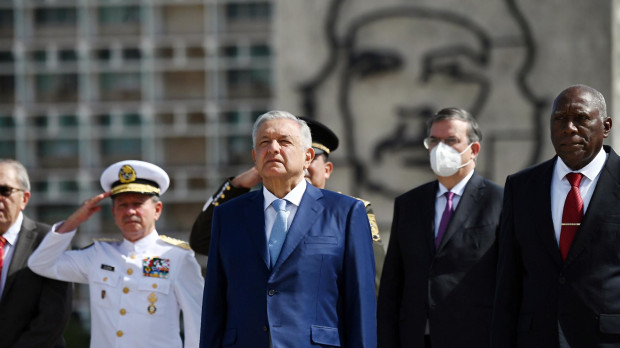 El presidente de México Andrés Manuel López Obrador (c), junto al vicepresidente cubano Salvador Antonio Valdés Mesa (d), participan en la ceremonia de colocación de una ofrenda floral al Héroe Nacional cubano José Martí, en la Plaza de la revolución hoy en La Habana (Cuba)