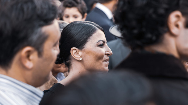 Macarena Olona, en la Feria de Abril de Sevilla, entre una multitud de simpatizantes