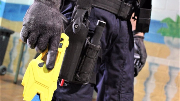 Un agente de los Mossos d'Esquadra con una pistola Taser durante una sesión de formación en el Institut de Seguretat Pública de Catalunya (ISPC) POLITICA CATALUÑA ESPAÑA EUROPA BARCELONA SOCIEDAD
