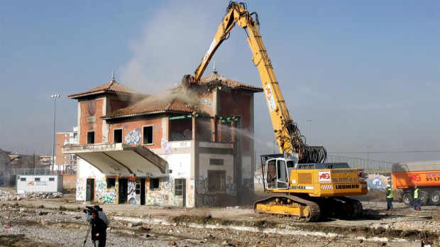 Demolición de los viejos carteles del barrio madrileño de Campamento