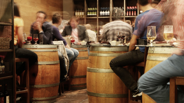Gente disfrutando de unas tapas, en una imagen de archivo