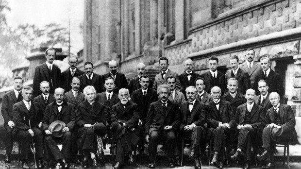 Quinto Congreso Solvay sobre mecánica cuántica, 1927. Pauli en la fila superior, cuarto comenzando por la derecha