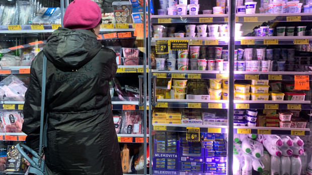 Una mujer en un supermercado en Cracovia, Polonia