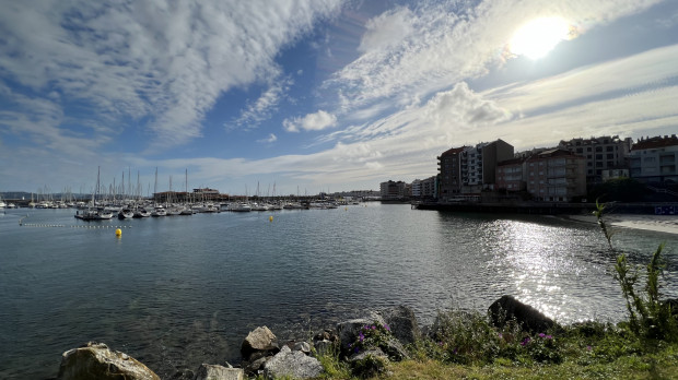Sanxenxo al atardecer el pasado miércoles, con vistas hacia el Real Club Náutico desde el Parque Da Panadeira