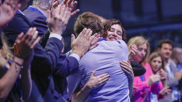 Almeida y Ayuso se abrazan en el Congreso del PP de Madrid
