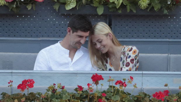 Courtois y Mishel Gerzig, en el tenis el pasado 7 de mayo de 2022