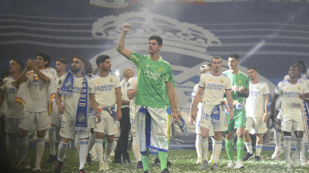 Courtois celebra la Champions ganada con el Madrid