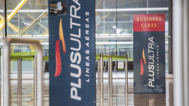 Paneles de Plus Ultra en el aeropuerto de Madrid.