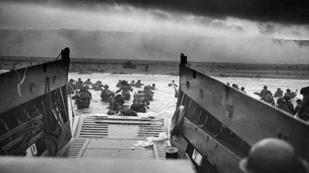 Hombres del 16.° Regimiento de Infantería , 1.° División de Infantería de EE . UU., desembarcando en la playa de Omaha