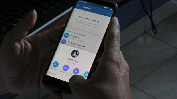 Un hombre usa Telegram en su teléfono móvil