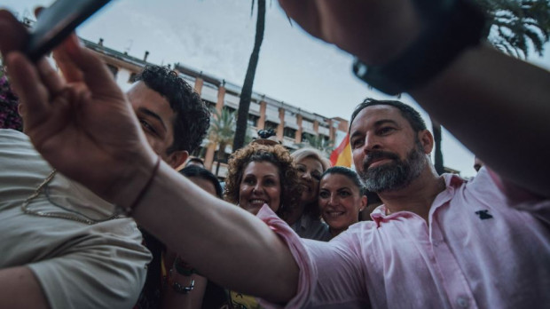 Santiago Abascal se toma un selfie junto a Macarena Olona y simpatizantes de Vox, esta semana, en Huelva