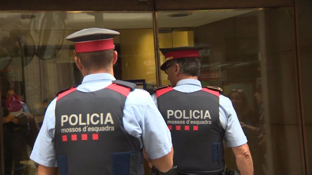 Los Mossos D' Escuadra han detenido al ex guitarrista del grupo Decibelios por prostituir y abusar de menores Los Mossos d'Esquadra han expresado que continuarán ejerciendo sus competencias "para garantizar la seguridad y el orden público, y estar al lado del ciudadano". POLITICA EUROPAPRESS