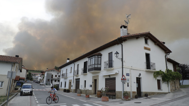 El humo provocado por los distintos incendios forestales que se han declarado en Navarra ha llegado a la localidad de Undiano, situado a 13 kilómetros de Pamplona