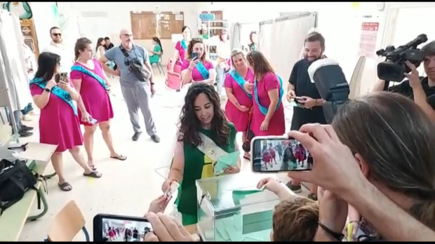 Ana Molina, votando antes de su despedida