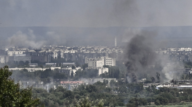 Una humareda negra emana de Severodonetsk, tras los brutales ataques de Rusia
