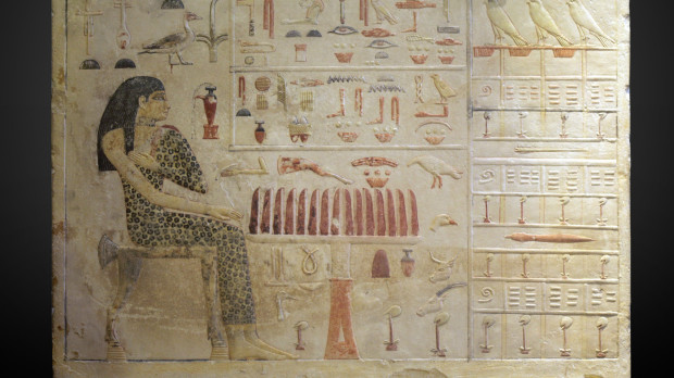 Estela de losa de la princesa del Reino Antiguo Neferetiabet (fechada entre 2590 y 2565 a. C.) de su tumba en Giza, pintura sobre piedra caliza, ahora en el Louvre
