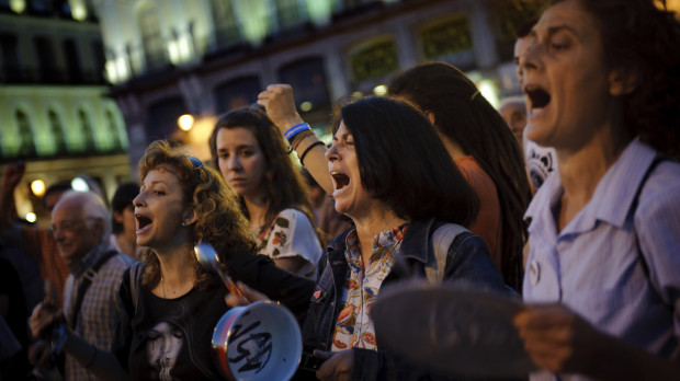 Un manifestante protesta contra la crisis y las medidas económicas en la plaza del Sol, en junio de 2012