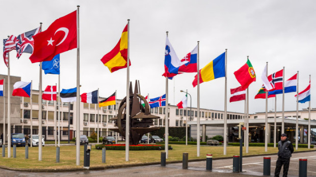 Las banderas de los miembros de la OTAN ondean frente a la sede de la Alianza Atlántica en Bruselas