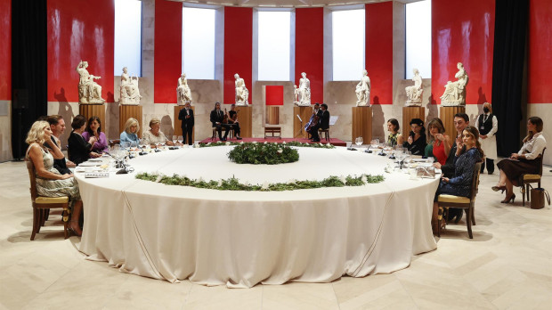 Cena de los acompañantes de los jefes de Estado y de Gobierno que participan en la cumbre de la OTAN