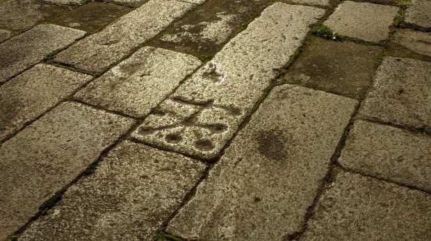 Una de las incisiones en la piedra del juego 'pai fillo nai' en Santiago de Compostela
