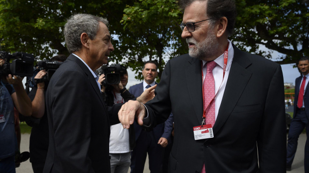 Los expresidentes del Gobierno Mariano Rajoy (d) y José Luis Rodriguez Zapatero (i) se saludan a su llegada al Palacio de la Magdalena para participar en los diálogos sobre España que se han organizado en la UIMP con todos los exjefes del Ejecutivo español