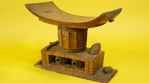 Un taburete Akan que se cree que es para una reina madre, 1940-1965, en la colección del Museo de los Niños de Indianápolis.