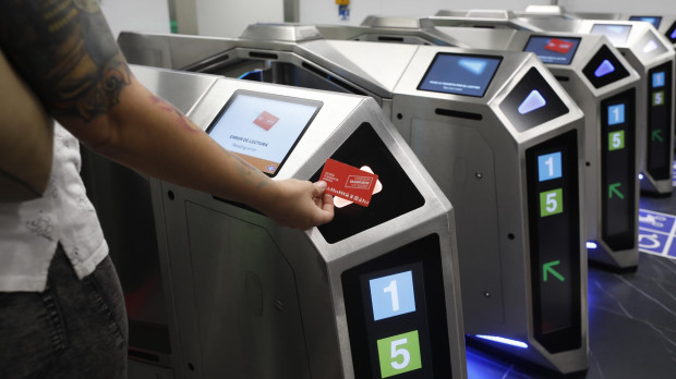 Un viajero valida su billete en la estación de metro de Gran Vía, en Madrid (España)