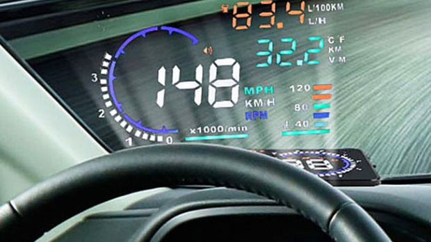 Coche proyectando la velocidad sobre el parabrisas delantero con el head up display