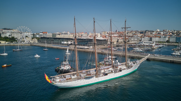 El 'Juan Sebastián de Elcano', zarpando del puerto coruñés el pasado domingo
