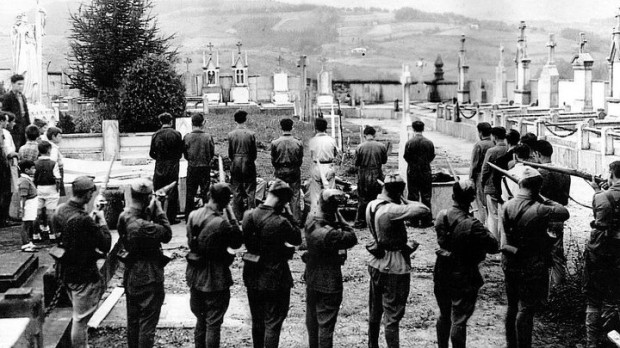 Milicianos republicanos fusilando presos nacionales (Guerra Civil 1936-39)