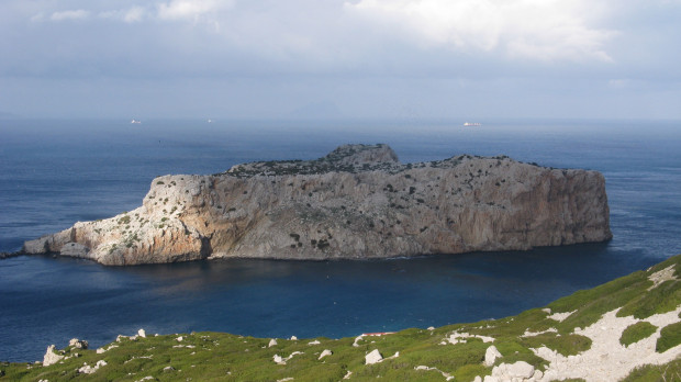El islote visto desde la costa marroquí