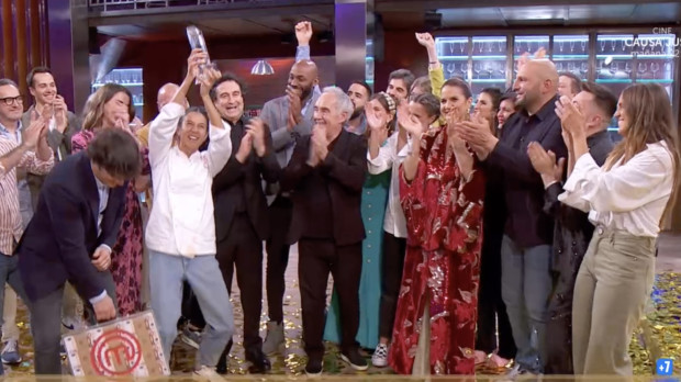 María Lo levanta entre sus compañeros y los chefs el trofeo que la acredita como ganadora de 'MasterChef 10'