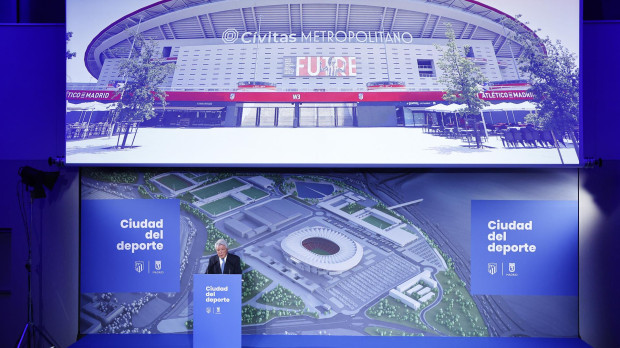 Enrique Cerezo, presidente del Atlético de Madrid, con el plano de cómo quedará la Ciudad del Deporte